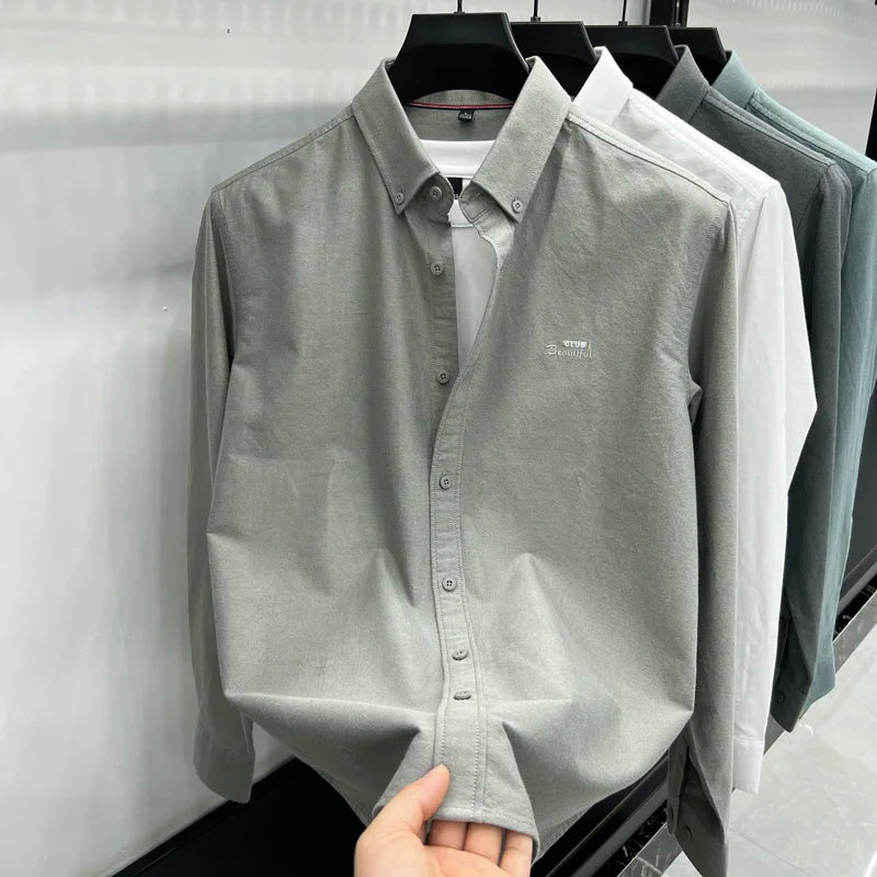 Camisa de manga larga en 100% algodón Oxford hilado en anillos, cuello cuadrado.