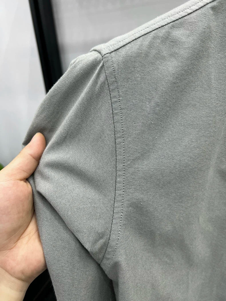 Camisa de manga larga en 100% algodón Oxford hilado en anillos, cuello cuadrado.