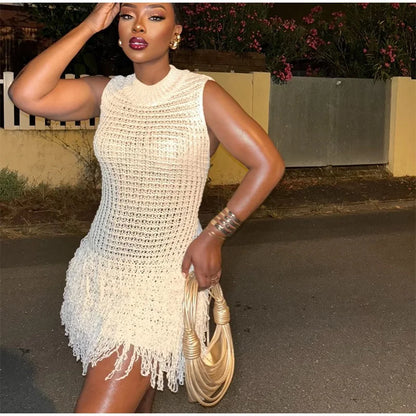 Robe courte élégante en tricot à pompons ajourés pour femme