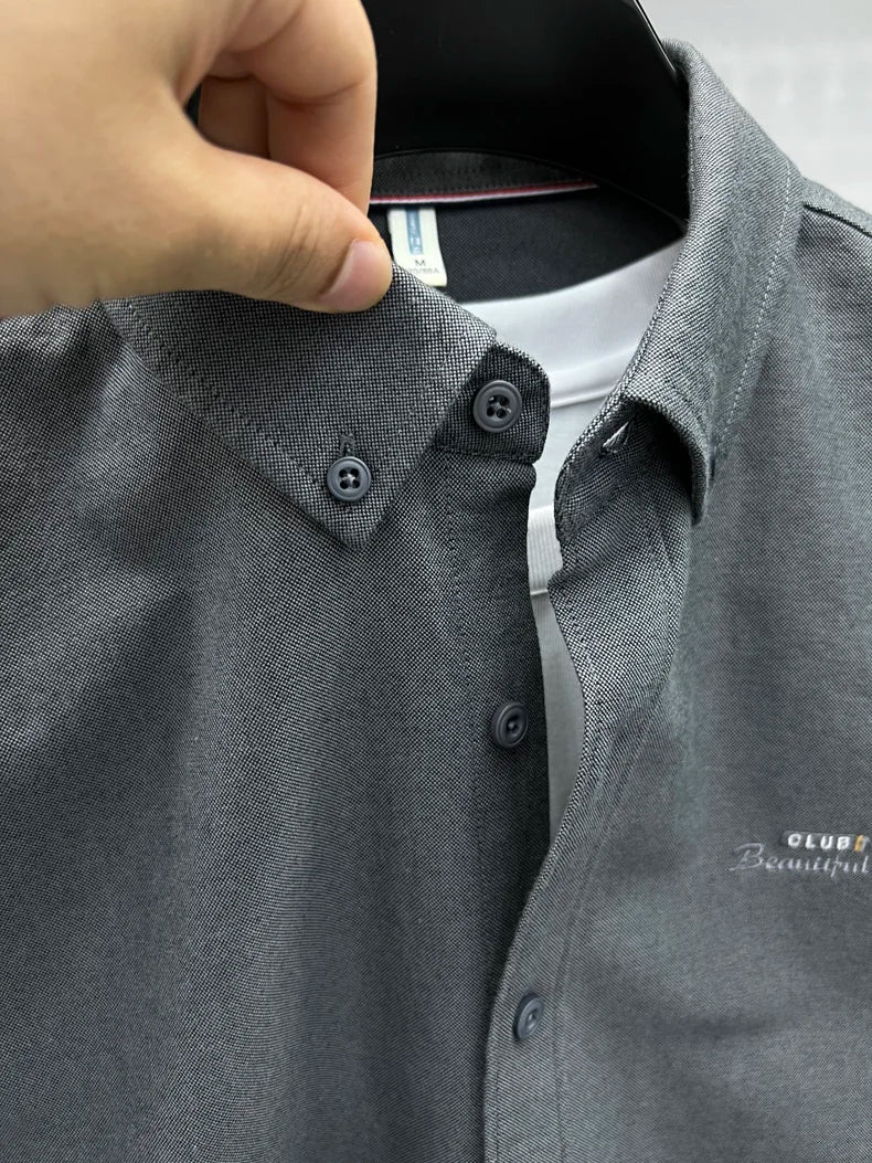 Camisa de manga larga en 100% algodón Oxford hilado en anillos, cuello cuadrado.