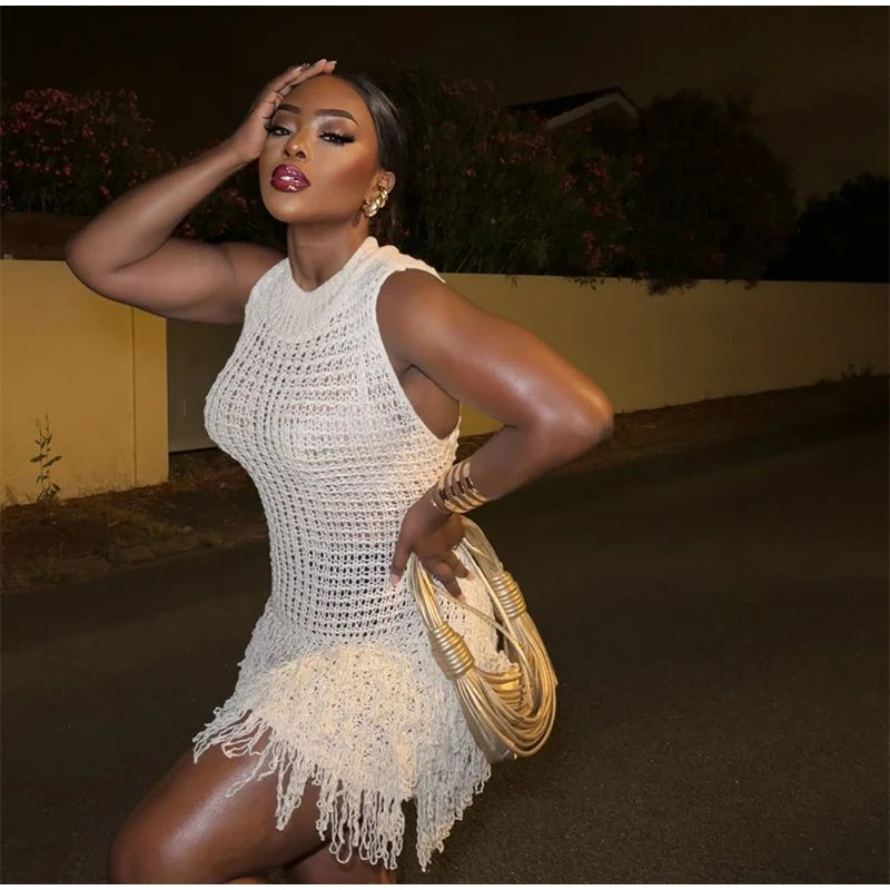 Robe courte élégante en tricot à pompons ajourés pour femme