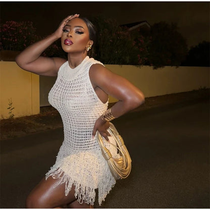 Robe courte élégante en tricot à pompons ajourés pour femme