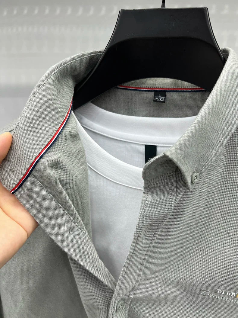 Camisa de manga larga en 100% algodón Oxford hilado en anillos, cuello cuadrado.