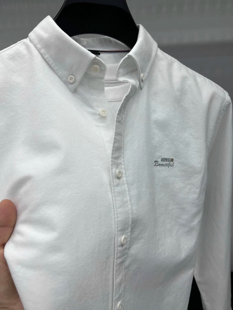 Camisa de manga larga en 100% algodón Oxford hilado en anillos, cuello cuadrado.