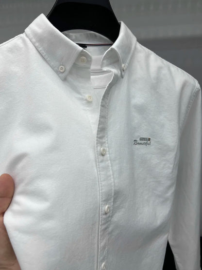 Camisa de manga larga en 100% algodón Oxford hilado en anillos, cuello cuadrado.