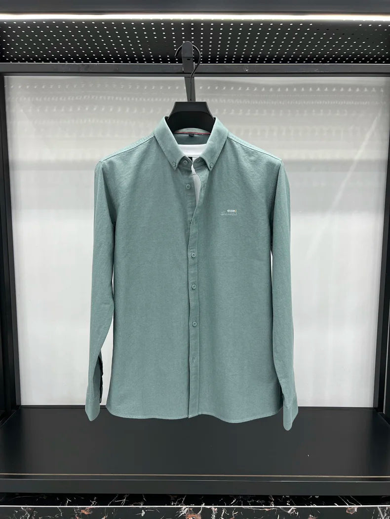 Camisa de manga larga en 100% algodón Oxford hilado en anillos, cuello cuadrado.