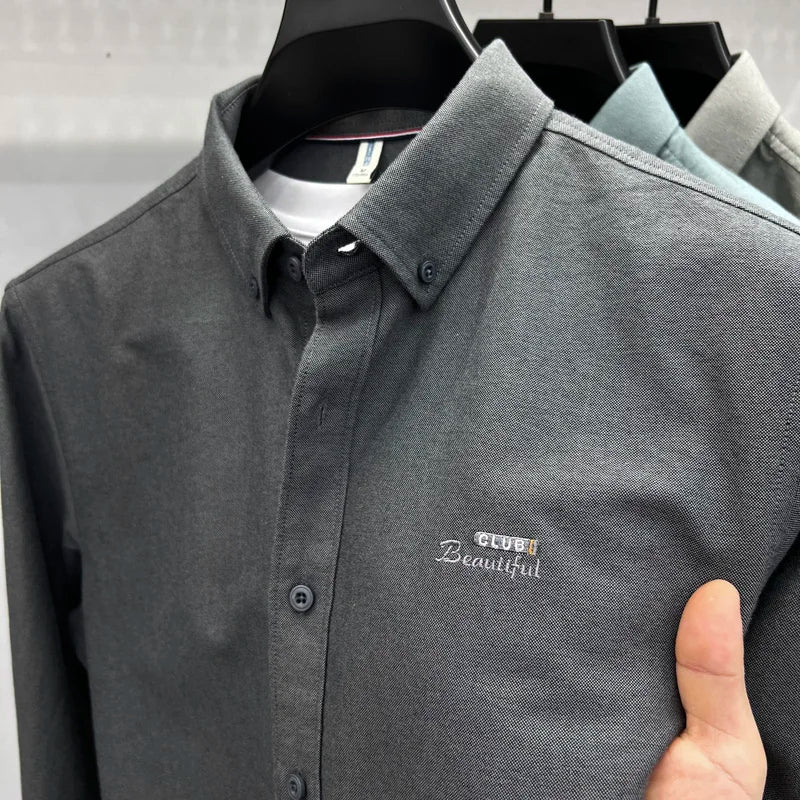 Camisa de manga larga en 100% algodón Oxford hilado en anillos, cuello cuadrado.