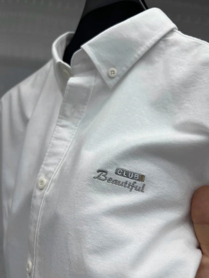 Camisa de manga larga en 100% algodón Oxford hilado en anillos, cuello cuadrado.