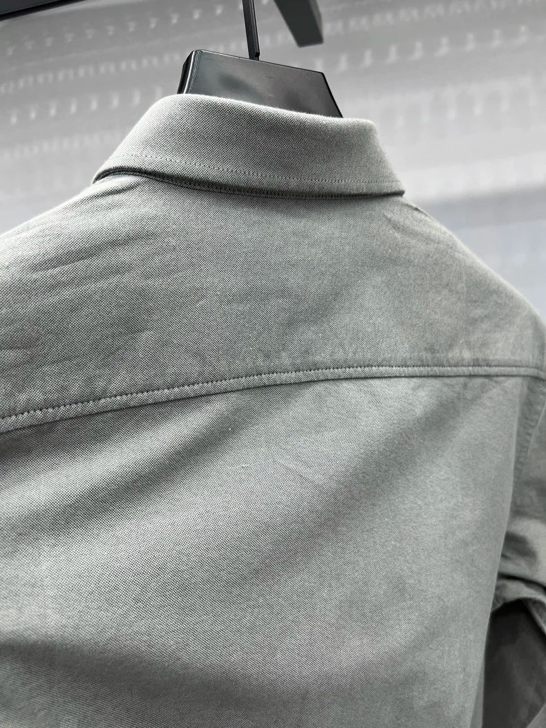 Camisa de manga larga en 100% algodón Oxford hilado en anillos, cuello cuadrado.