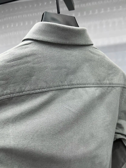 Camisa de manga larga en 100% algodón Oxford hilado en anillos, cuello cuadrado.