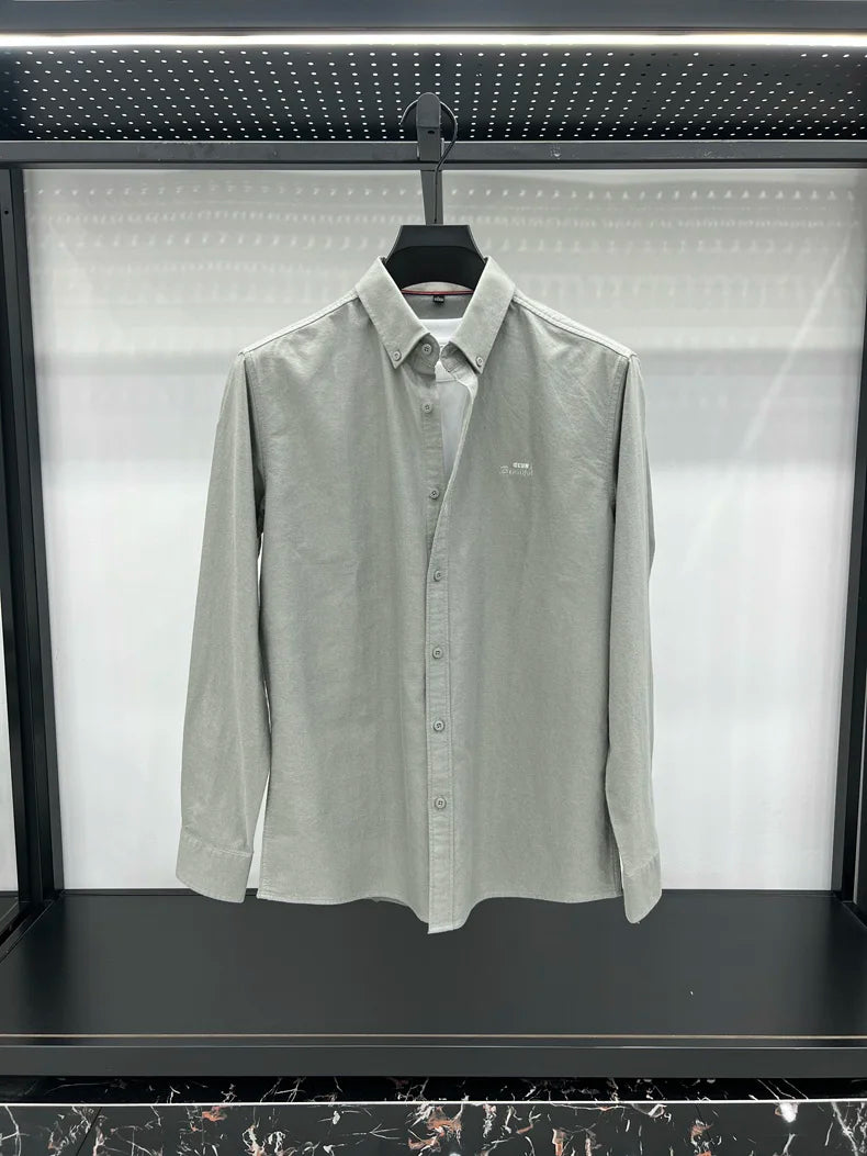 Camisa de manga larga en 100% algodón Oxford hilado en anillos, cuello cuadrado.
