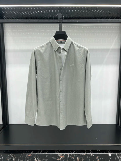 Camisa de manga larga en 100% algodón Oxford hilado en anillos, cuello cuadrado.