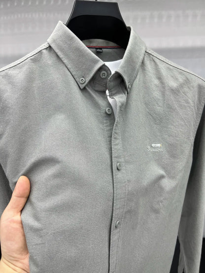 Camisa de manga larga en 100% algodón Oxford hilado en anillos, cuello cuadrado.