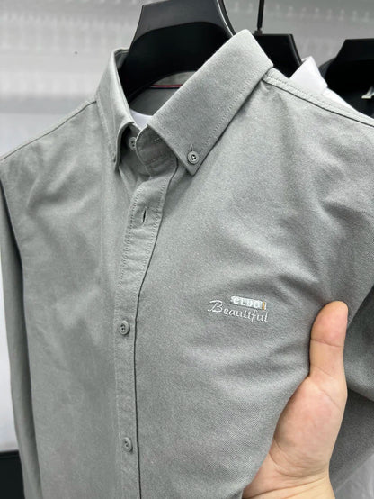 Camisa de manga larga en 100% algodón Oxford hilado en anillos, cuello cuadrado.