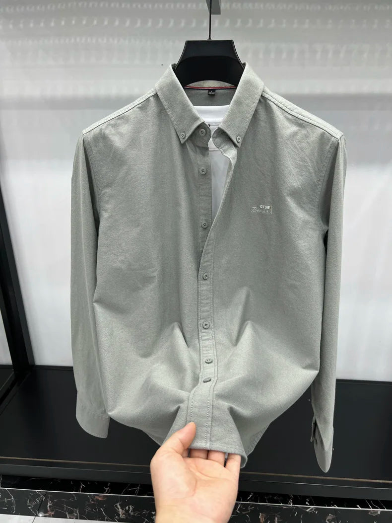 Camisa de manga larga en 100% algodón Oxford hilado en anillos, cuello cuadrado.