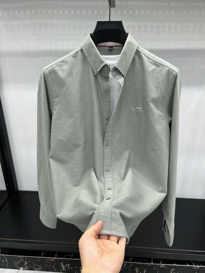 Camisa de manga larga en 100% algodón Oxford hilado en anillos, cuello cuadrado.