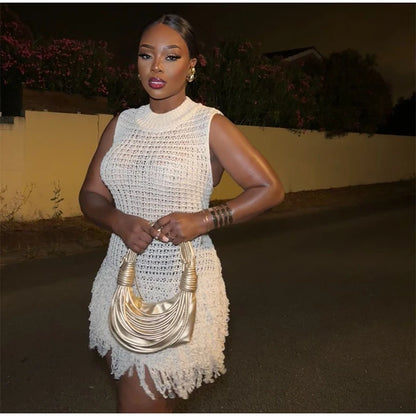 Robe courte élégante en tricot à pompons ajourés pour femme