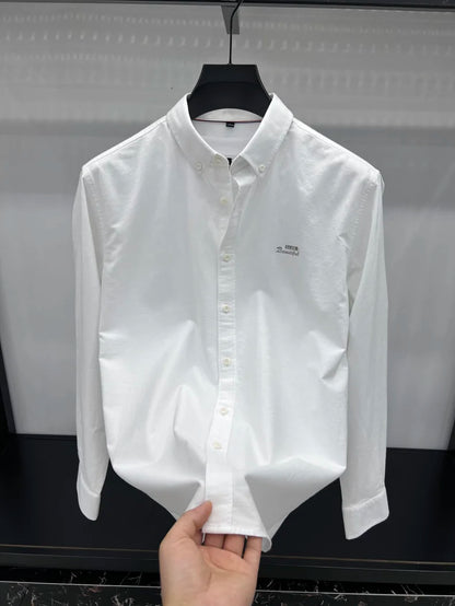 Camisa de manga larga en 100% algodón Oxford hilado en anillos, cuello cuadrado.