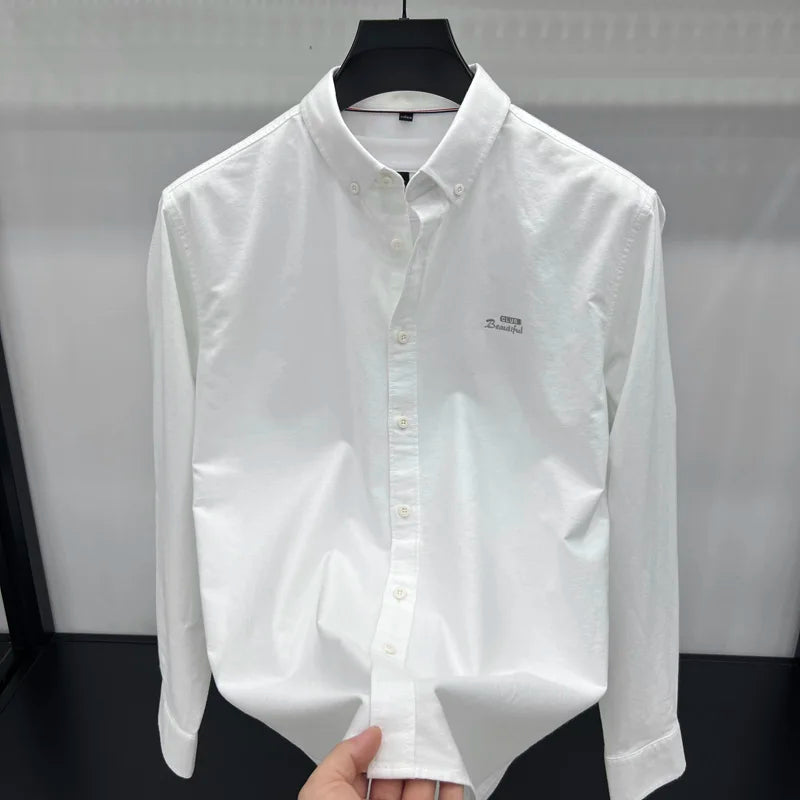 Camisa de manga larga en 100% algodón Oxford hilado en anillos, cuello cuadrado.