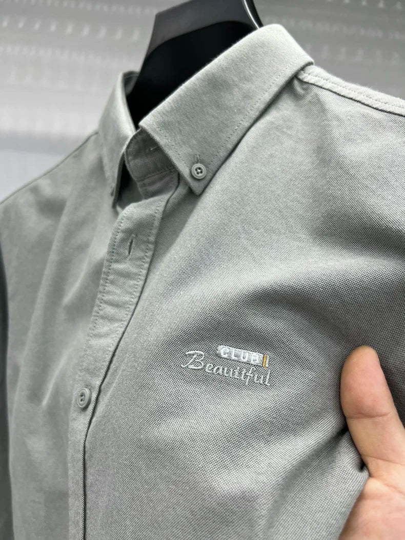 Camisa de manga larga en 100% algodón Oxford hilado en anillos, cuello cuadrado.