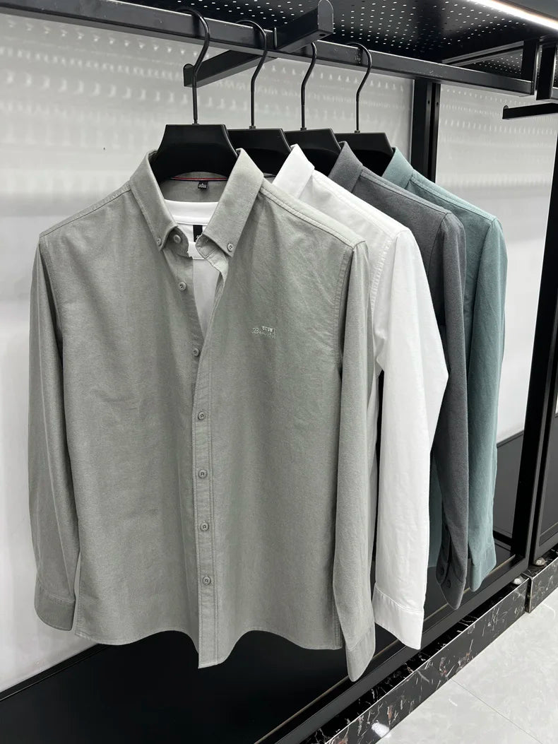 Camisa de manga larga en 100% algodón Oxford hilado en anillos, cuello cuadrado.