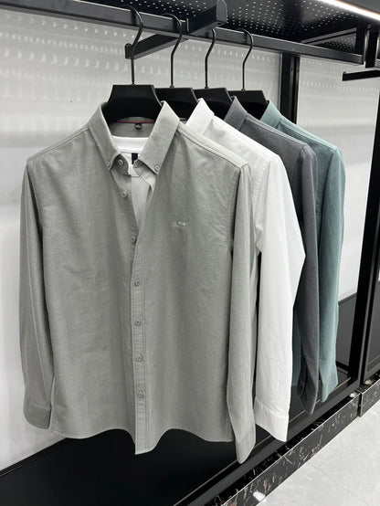 Camisa de manga larga en 100% algodón Oxford hilado en anillos, cuello cuadrado.