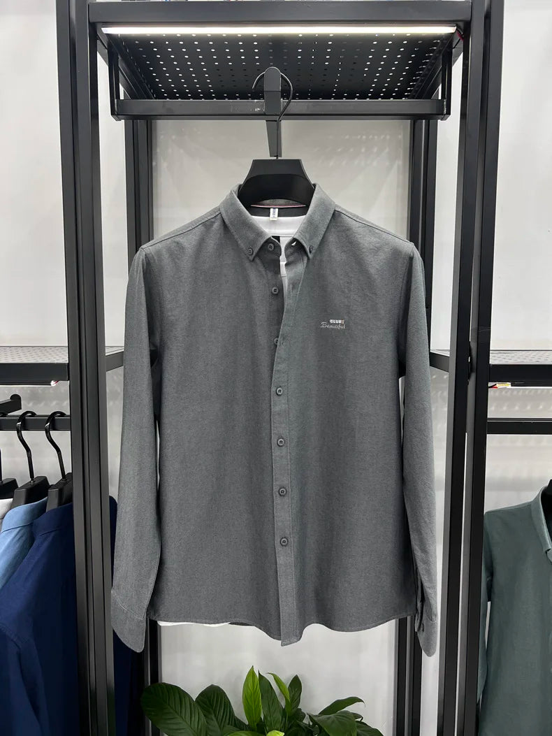 Camisa de manga larga en 100% algodón Oxford hilado en anillos, cuello cuadrado.