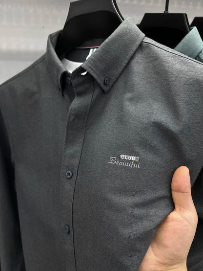 Camisa de manga larga en 100% algodón Oxford hilado en anillos, cuello cuadrado.