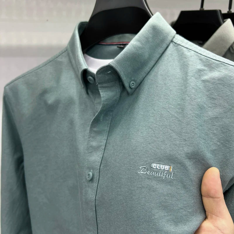 Camisa de manga larga en 100% algodón Oxford hilado en anillos, cuello cuadrado.