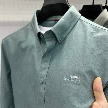 Camisa de manga larga en 100% algodón Oxford hilado en anillos, cuello cuadrado.