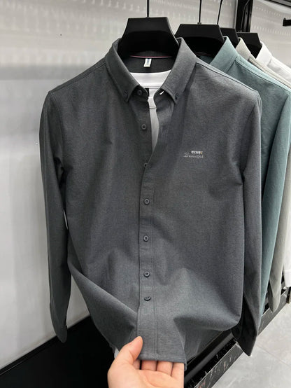 Camisa de manga larga en 100% algodón Oxford hilado en anillos, cuello cuadrado.