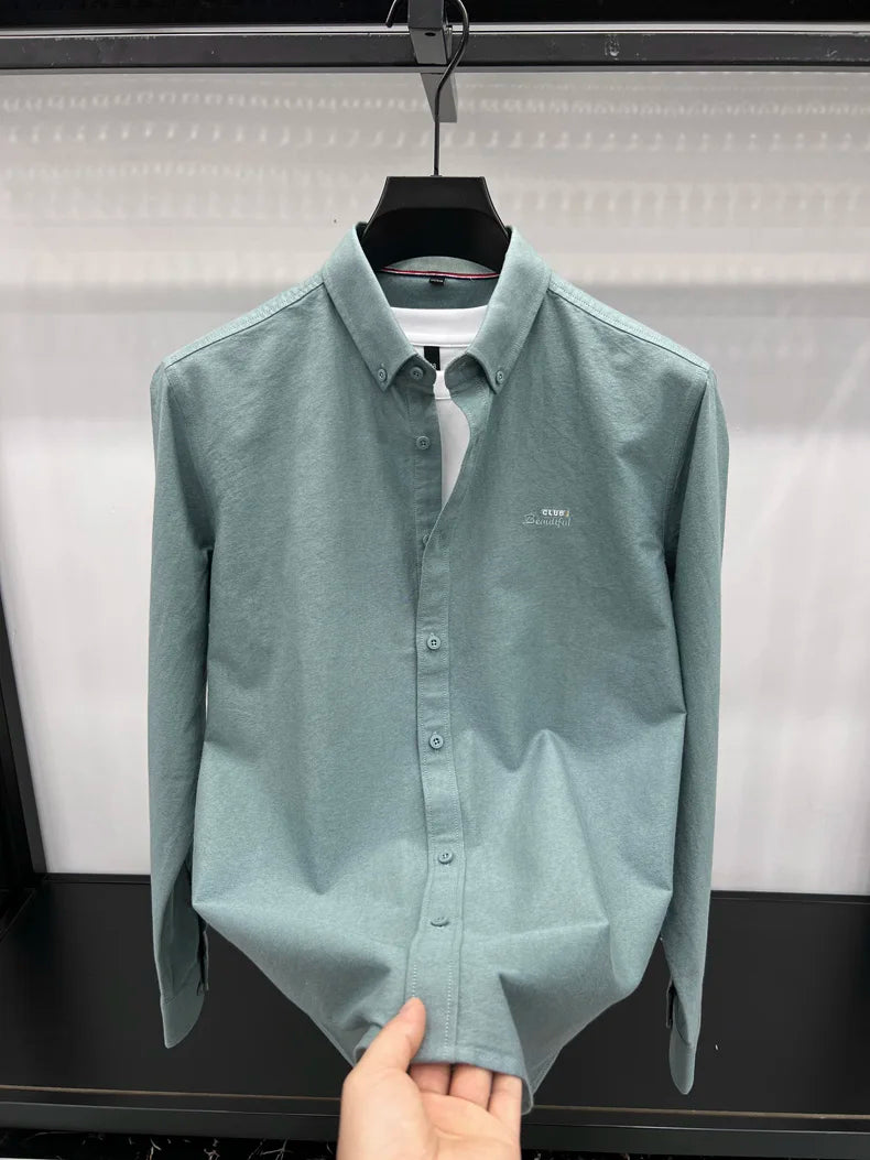 Camisa de manga larga en 100% algodón Oxford hilado en anillos, cuello cuadrado.