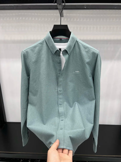 Camisa de manga larga en 100% algodón Oxford hilado en anillos, cuello cuadrado.