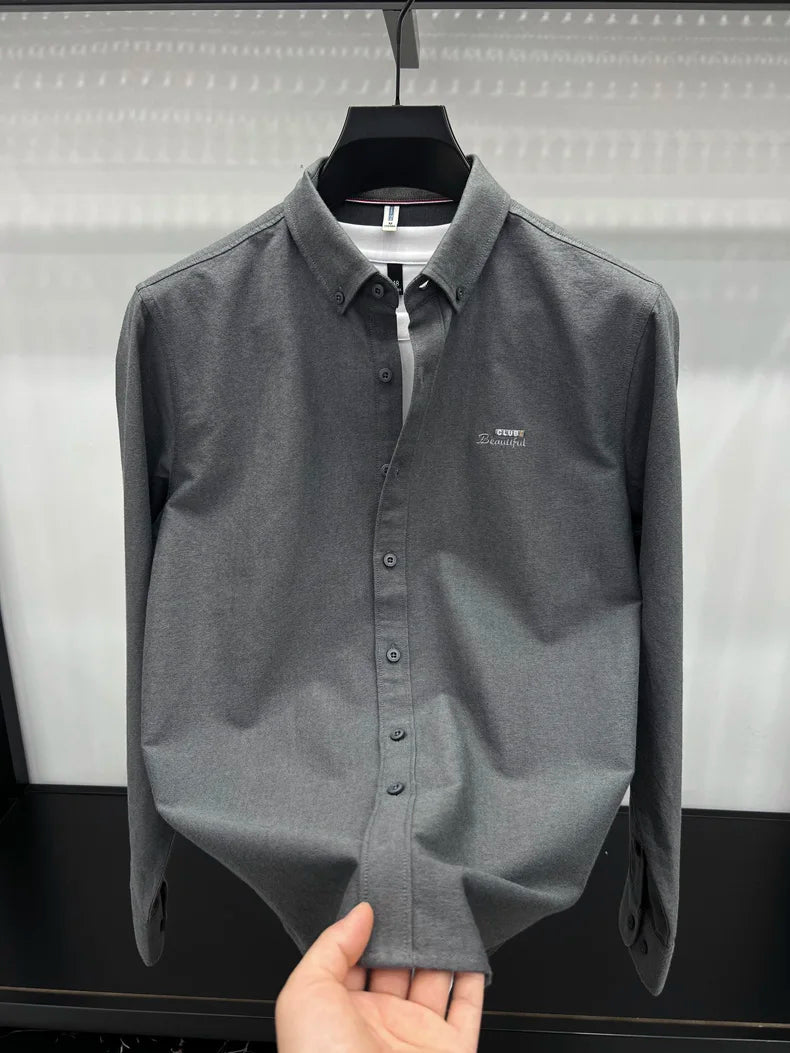 Camisa de manga larga en 100% algodón Oxford hilado en anillos, cuello cuadrado.