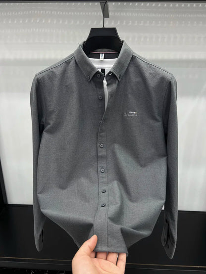 Camisa de manga larga en 100% algodón Oxford hilado en anillos, cuello cuadrado.