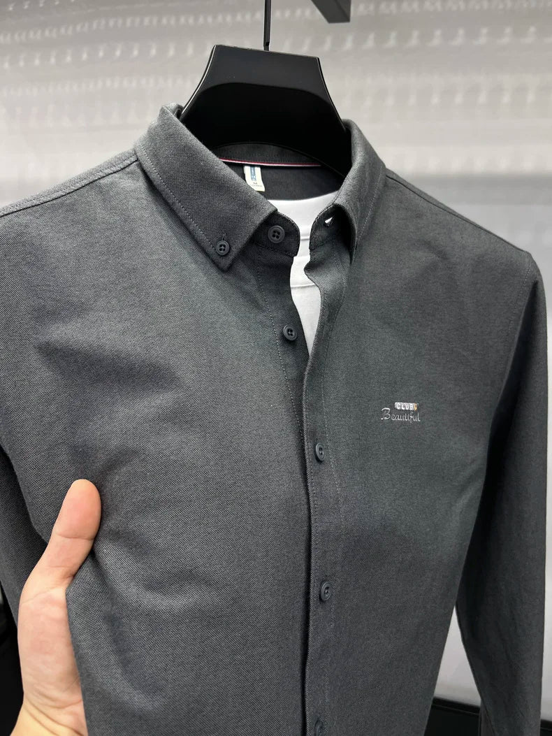 Camisa de manga larga en 100% algodón Oxford hilado en anillos, cuello cuadrado.