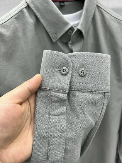 Camisa de manga larga en 100% algodón Oxford hilado en anillos, cuello cuadrado.