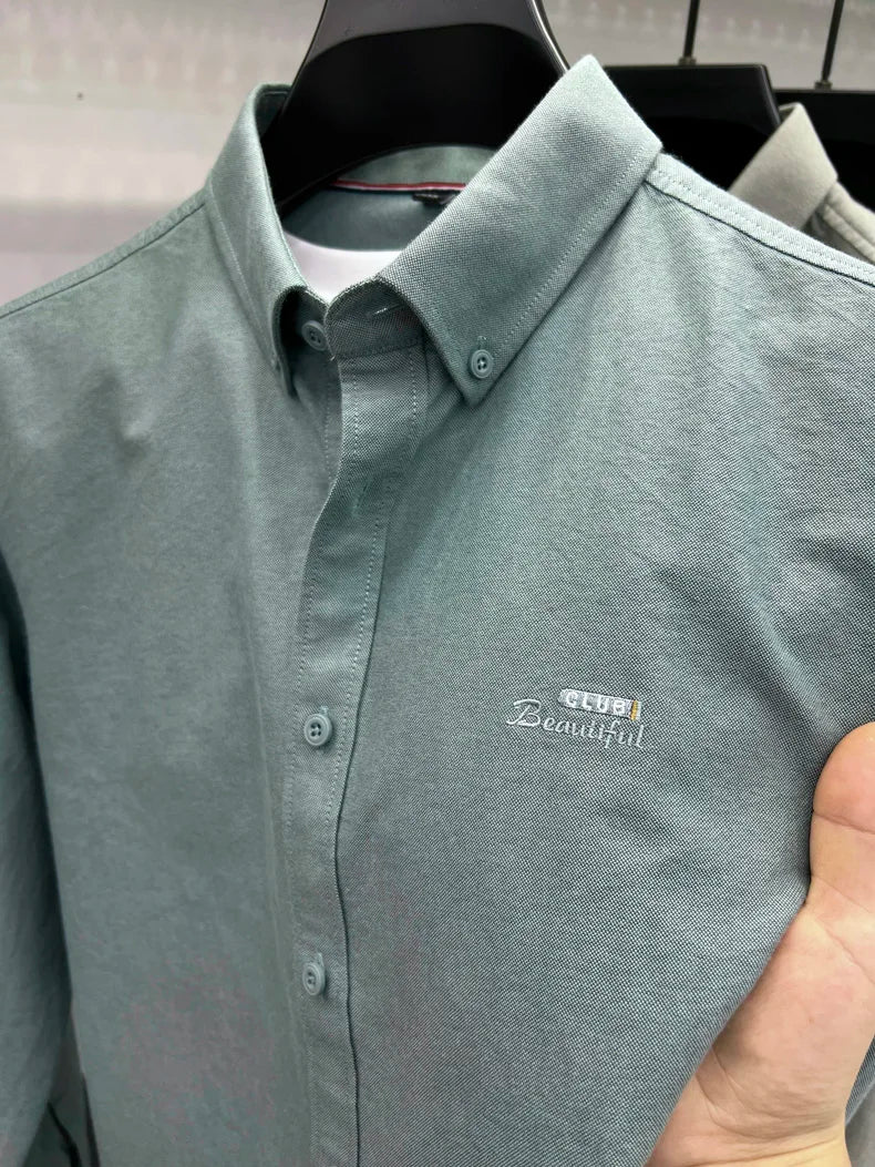 Camisa de manga larga en 100% algodón Oxford hilado en anillos, cuello cuadrado.