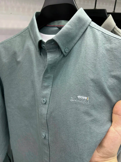 Camisa de manga larga en 100% algodón Oxford hilado en anillos, cuello cuadrado.