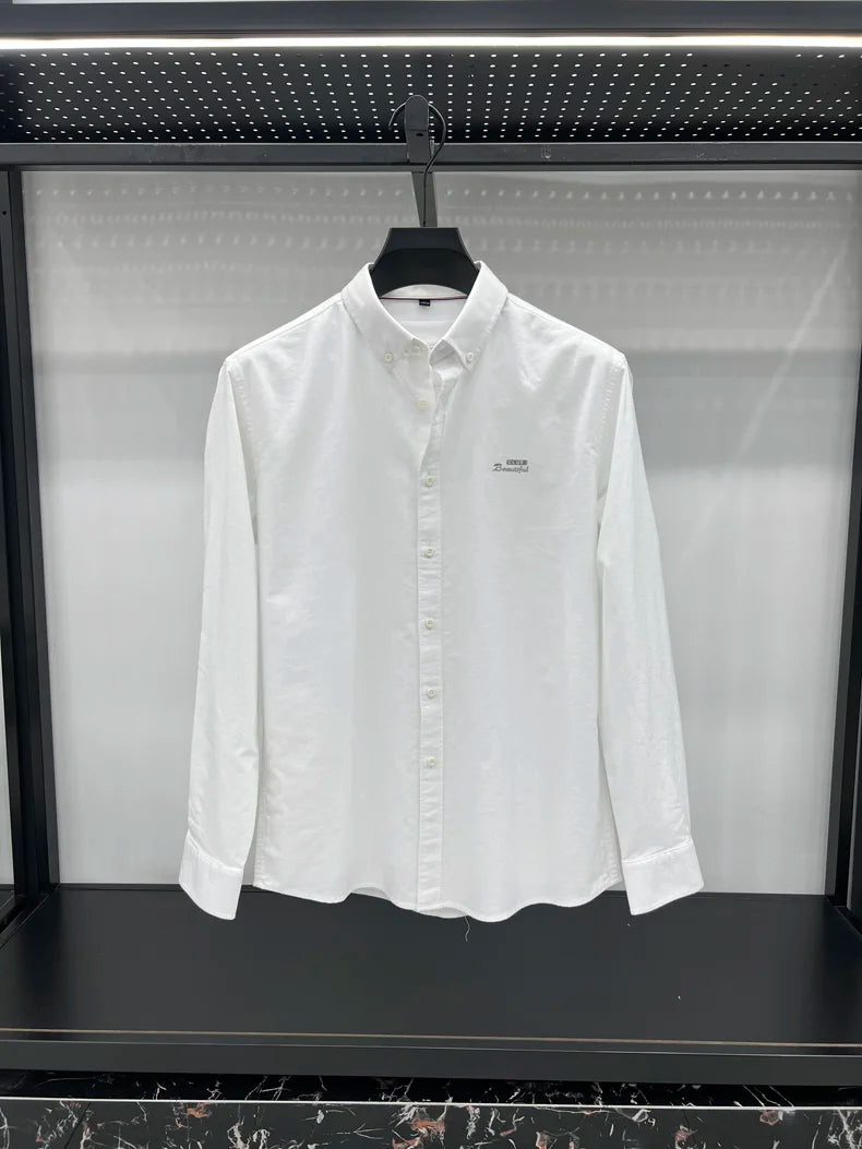 Camisa de manga larga en 100% algodón Oxford hilado en anillos, cuello cuadrado.