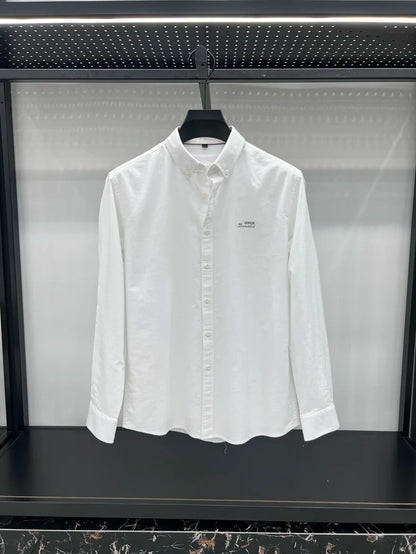 Camisa de manga larga en 100% algodón Oxford hilado en anillos, cuello cuadrado.