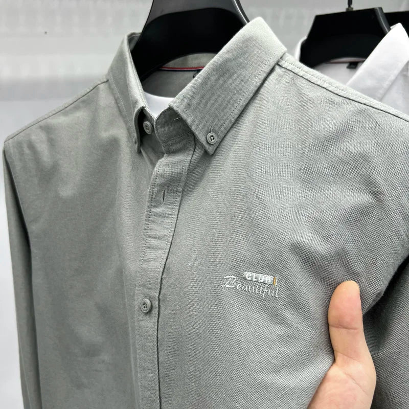 Camisa de manga larga en 100% algodón Oxford hilado en anillos, cuello cuadrado.