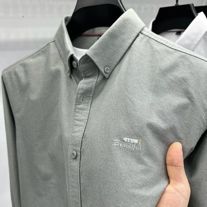 Camisa de manga larga en 100% algodón Oxford hilado en anillos, cuello cuadrado.