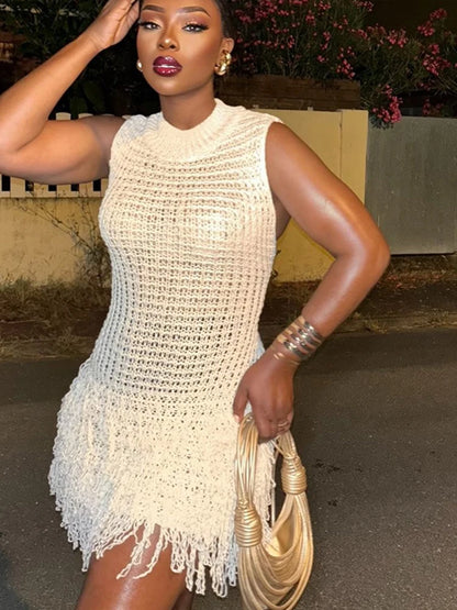 Robe courte élégante en tricot à pompons ajourés pour femme