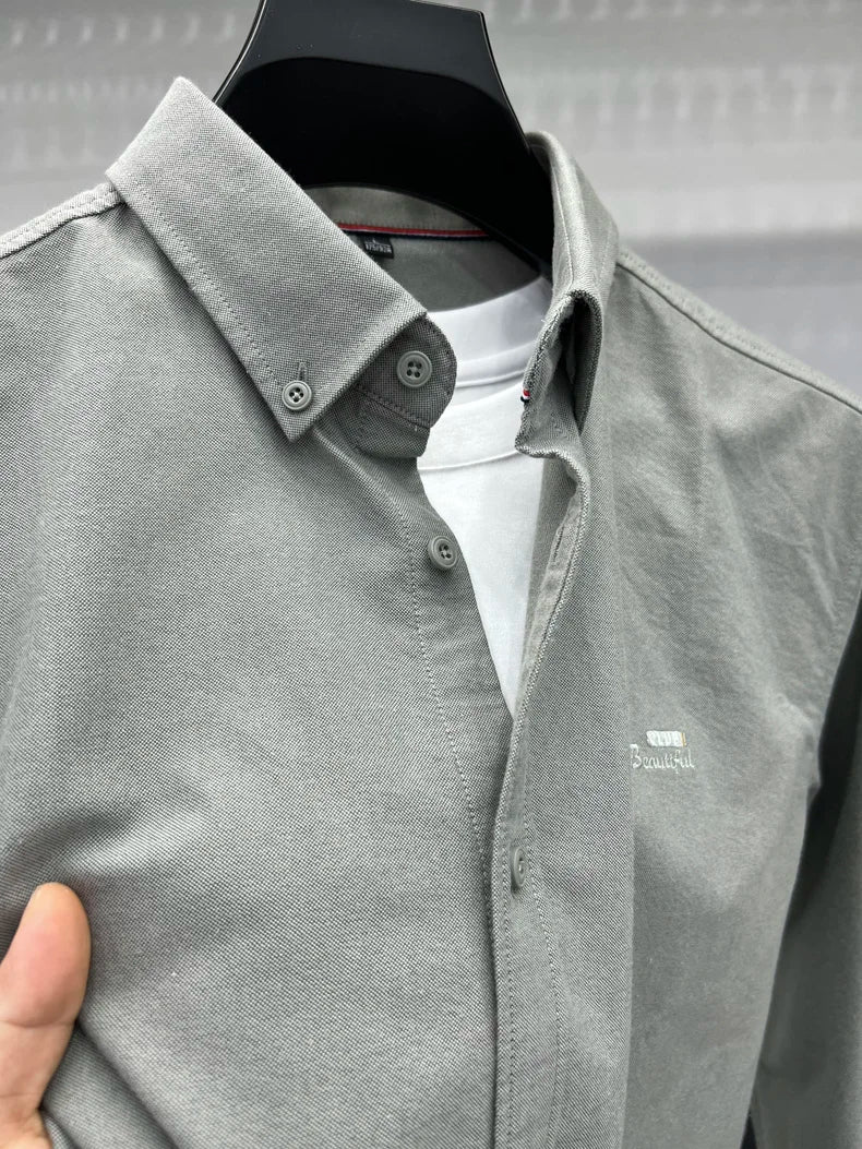 Camisa de manga larga en 100% algodón Oxford hilado en anillos, cuello cuadrado.