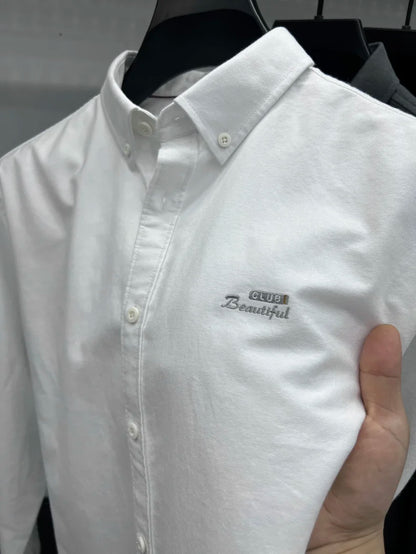 Camisa de manga larga en 100% algodón Oxford hilado en anillos, cuello cuadrado.